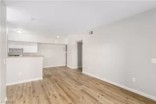 Photo #4: 2379874 Listing