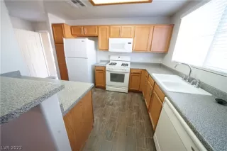 Photo #5: 2380086 Listing 
