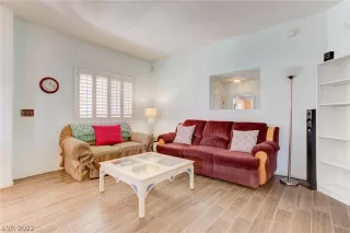 Photo #4: 2380170 Listing