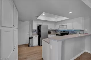 Photo #5: 2380223 Listing