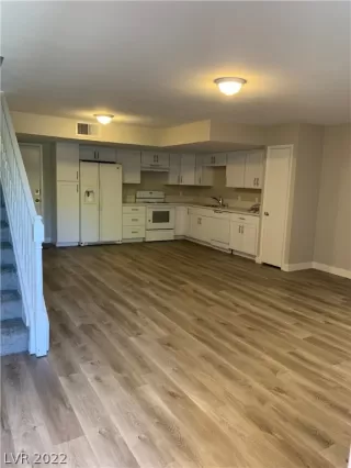 Photo #4: 2380351 Listing