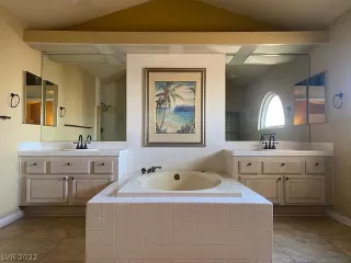 Photo #1: 2380398 Listing