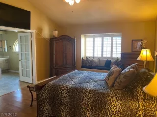 Photo #4: 2380398 Listing