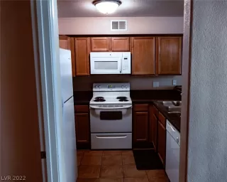 Photo #5: 2380411 Listing