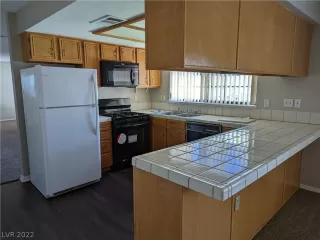Photo #5: 2380429 Listing 