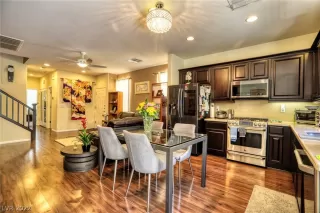 Photo #4: 2380697 Listing