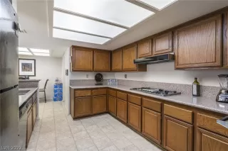 Photo #6: 2380817 Listing