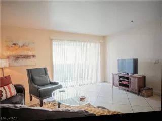 Photo #5: 2380926 Listing