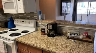 Photo #5: 2380991 Listing