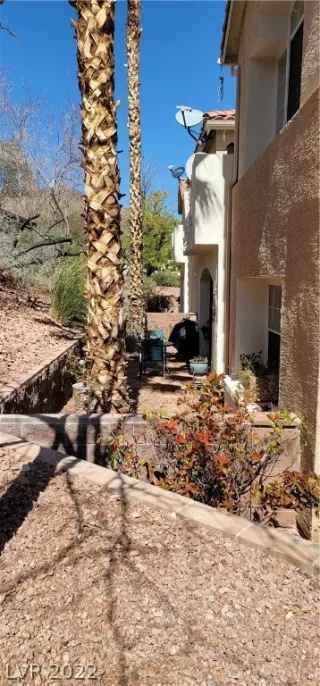 Photo #3: 2381182 Listing