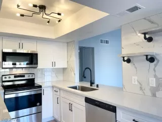 Photo #6: 2381232 Listing