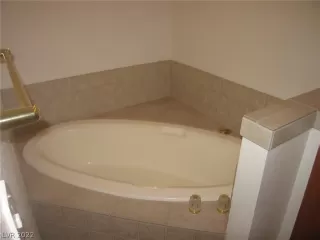 Photo #5: 2381383 Listing 