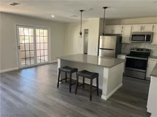 Photo #4: 2381437 Listing