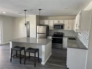 Photo #5: 2381437 Listing