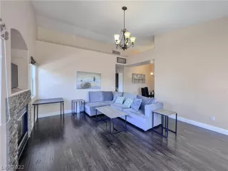 Photo #4: 2381530 Listing