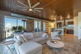 Photo #3: 2381657 Listing