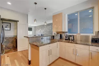 Photo #6: 2381680 Listing