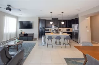 Photo #5: 2381878 Listing