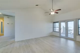 Photo #4: 2381905 Listing