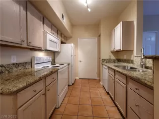 Photo #6: 2381978 Listing