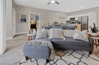 Photo #3: 2381983 Listing