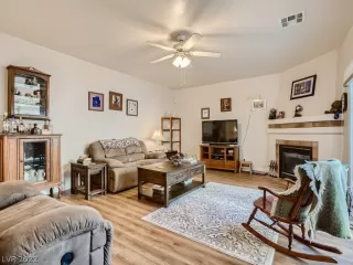 Photo #5: 2382057 Listing