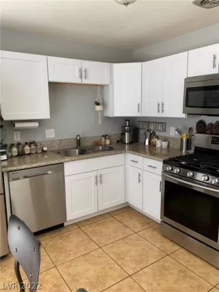 Photo #5: 2382142 Listing