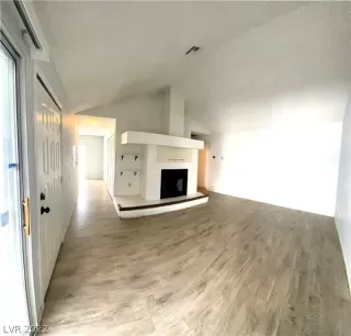 Photo #3: 2382290 Listing