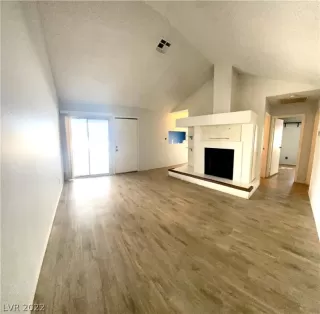 Photo #4: 2382290 Listing