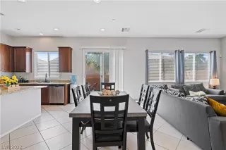 Photo #4: 2382437 Listing