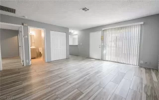 Photo #4: 2382703 Listing 