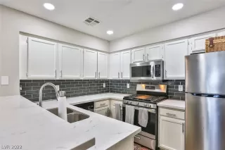 Photo #4: 2382871 Listing