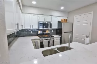 Photo #5: 2382871 Listing