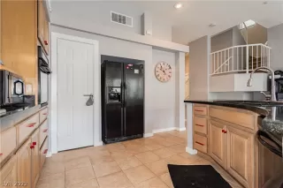 Photo #5: 2382951 Listing 