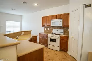 Photo #5: 2382992 Listing