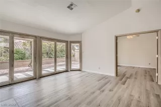 Photo #4: 2383072 Listing