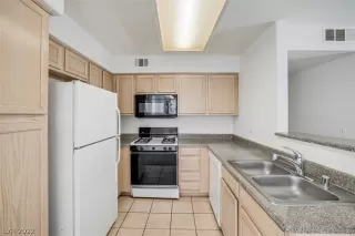 Photo #6: 2383393 Listing