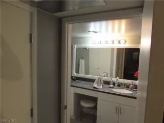 Photo #5: 2383502 Listing