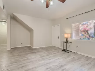 Photo #4: 2383822 Listing