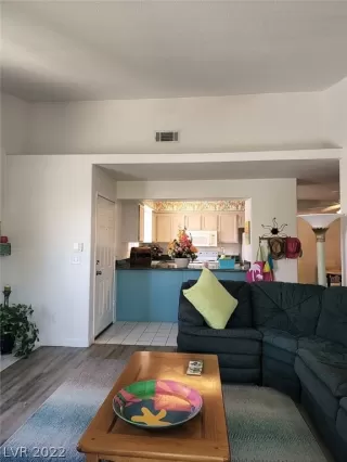 Photo #4: 2383894 Listing