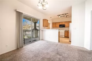 Photo #5: 2384061 Listing