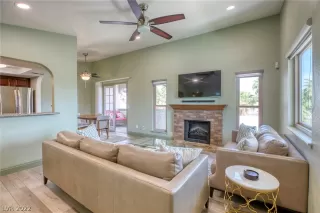 Photo #2: 2384066 Listing