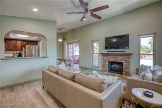 Photo #3: 2384066 Listing