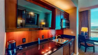 Photo #4: 2384090 Listing