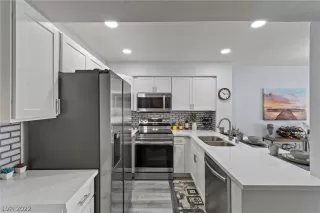 Photo #1: 2384119 Listing