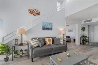 Photo #2: 2384119 Listing