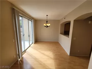 Photo #5: 2384302 Listing 