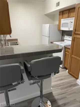 Photo #3: 2384310 Listing