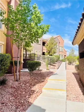 Photo #3: 2384337 Listing