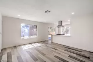 Photo #5: 2384342 Listing 